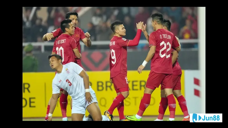 Bình luận về trận đấu bóng đá hôm