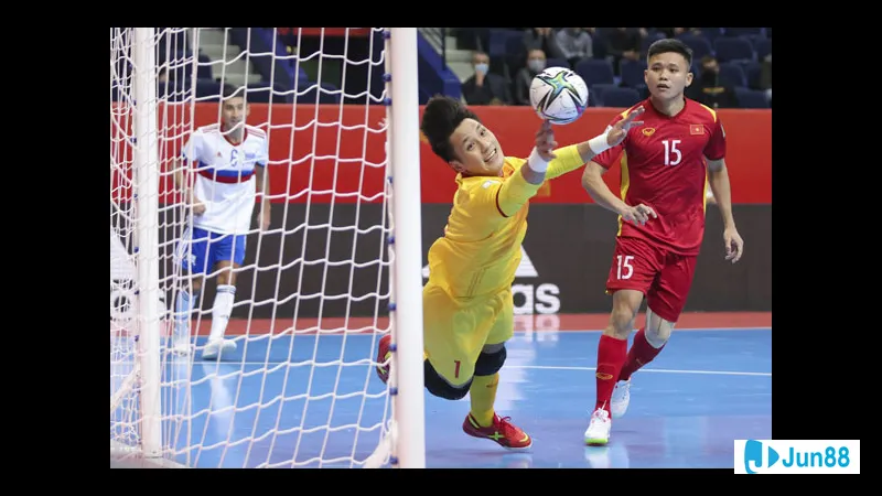 Vận động viên phát bóng quả bóng vàng